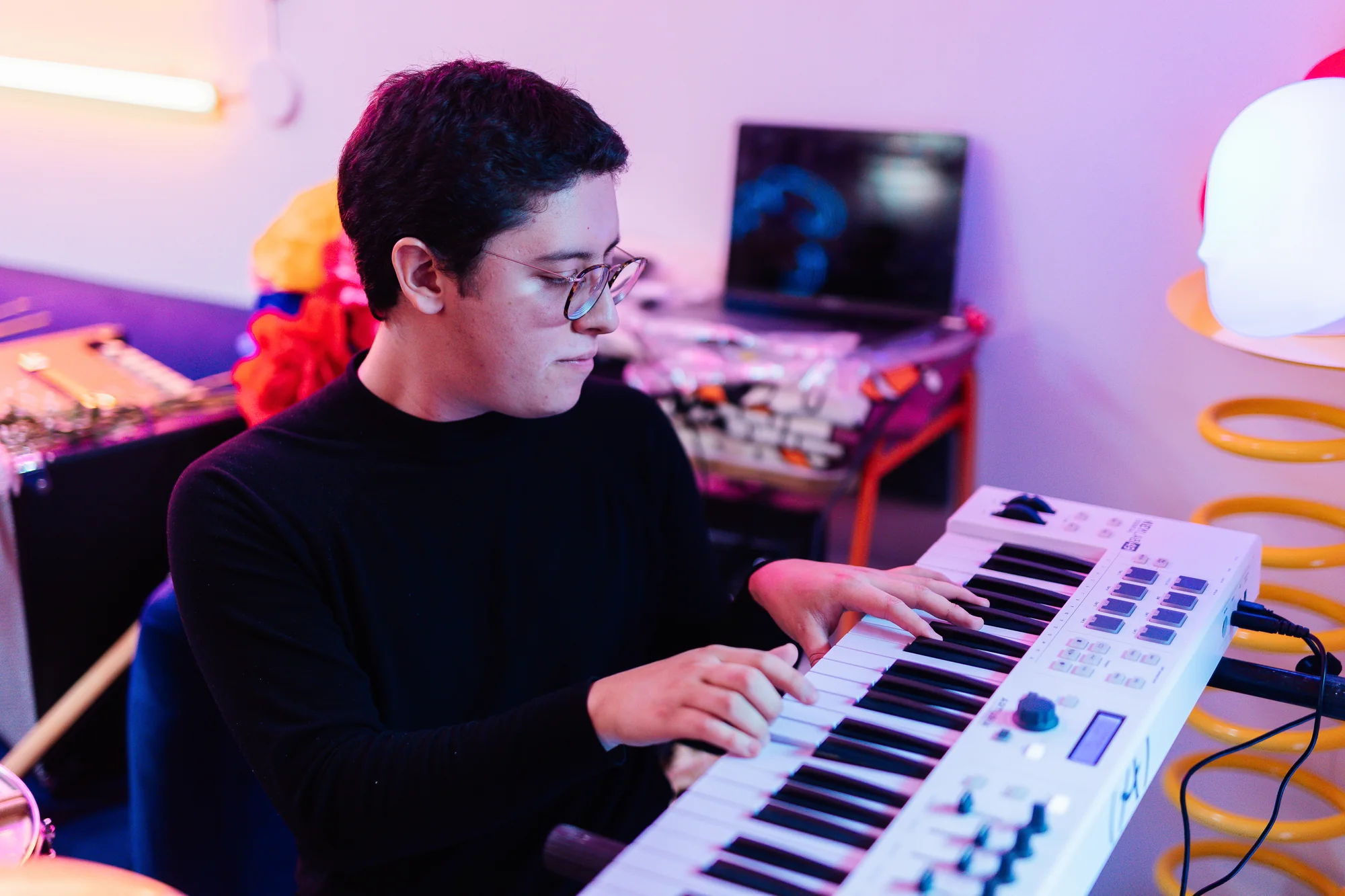 A keyboardist playing between the drums, photographed by Ludovic Delot