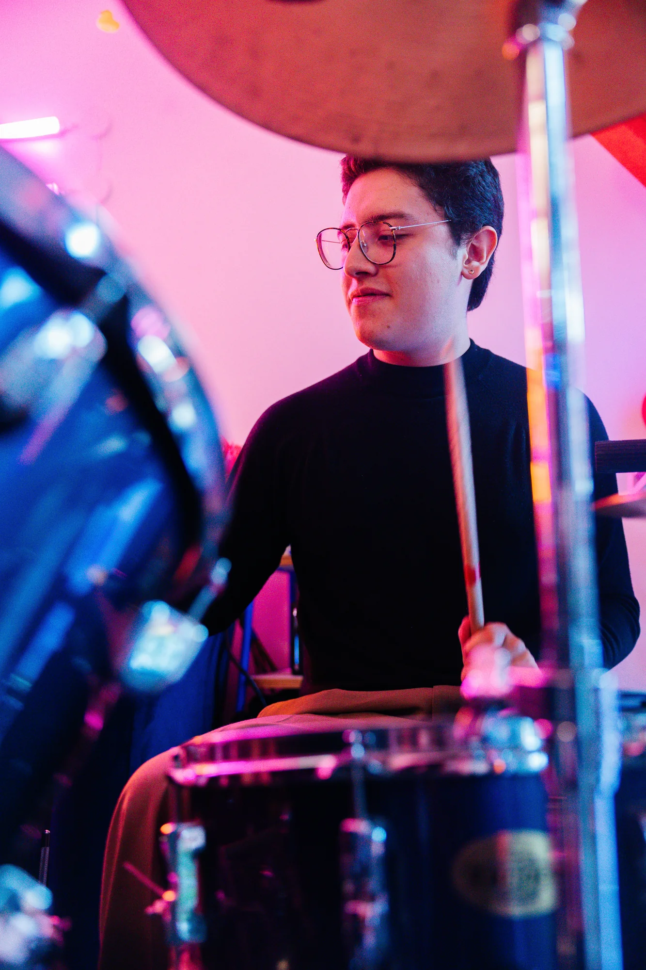 The drummer seen from beside the kit, photographed by Ludovic Delot