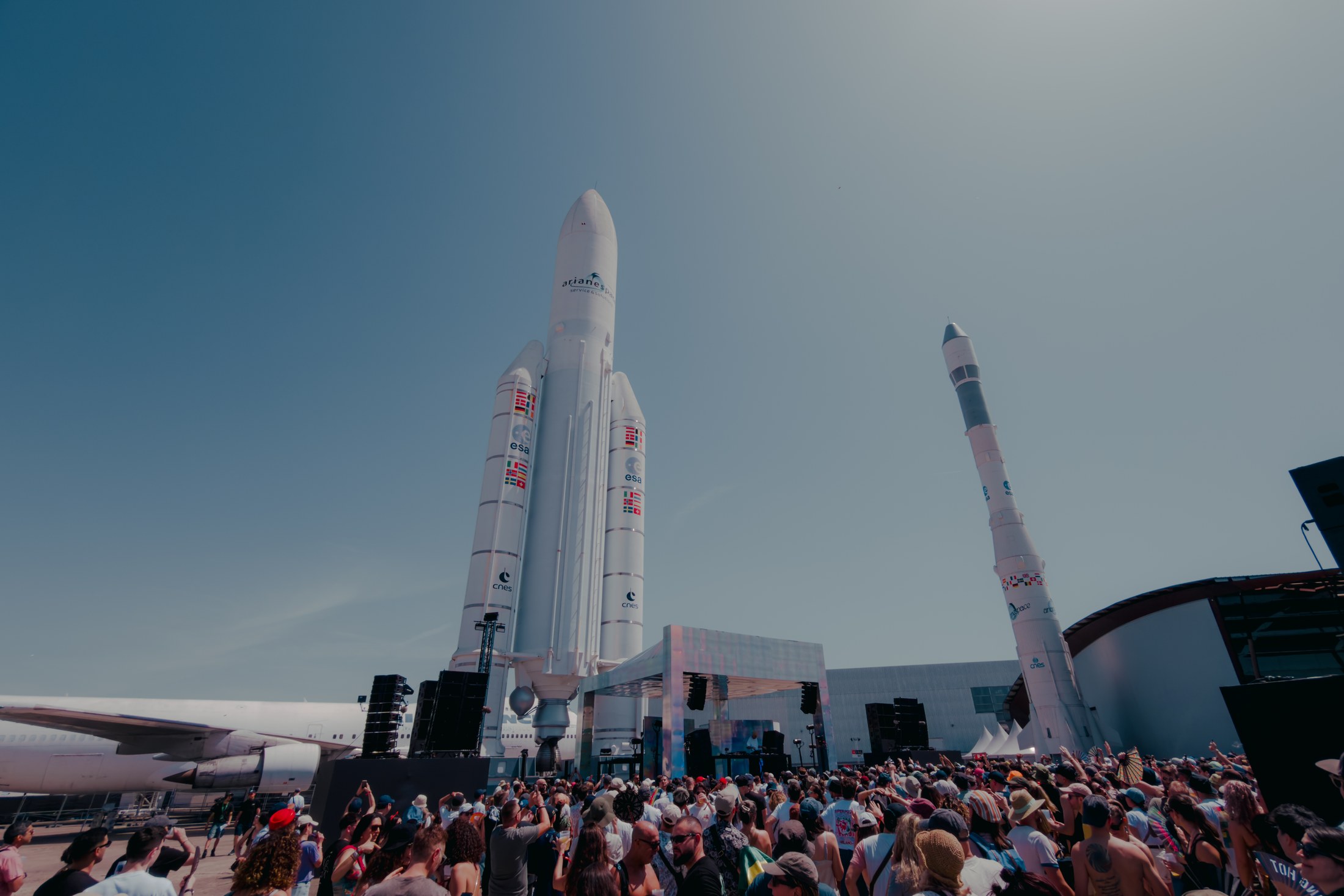 Cercle Festival audience beneath aircraft at Le Bourget, photographed by Ludovic Delot