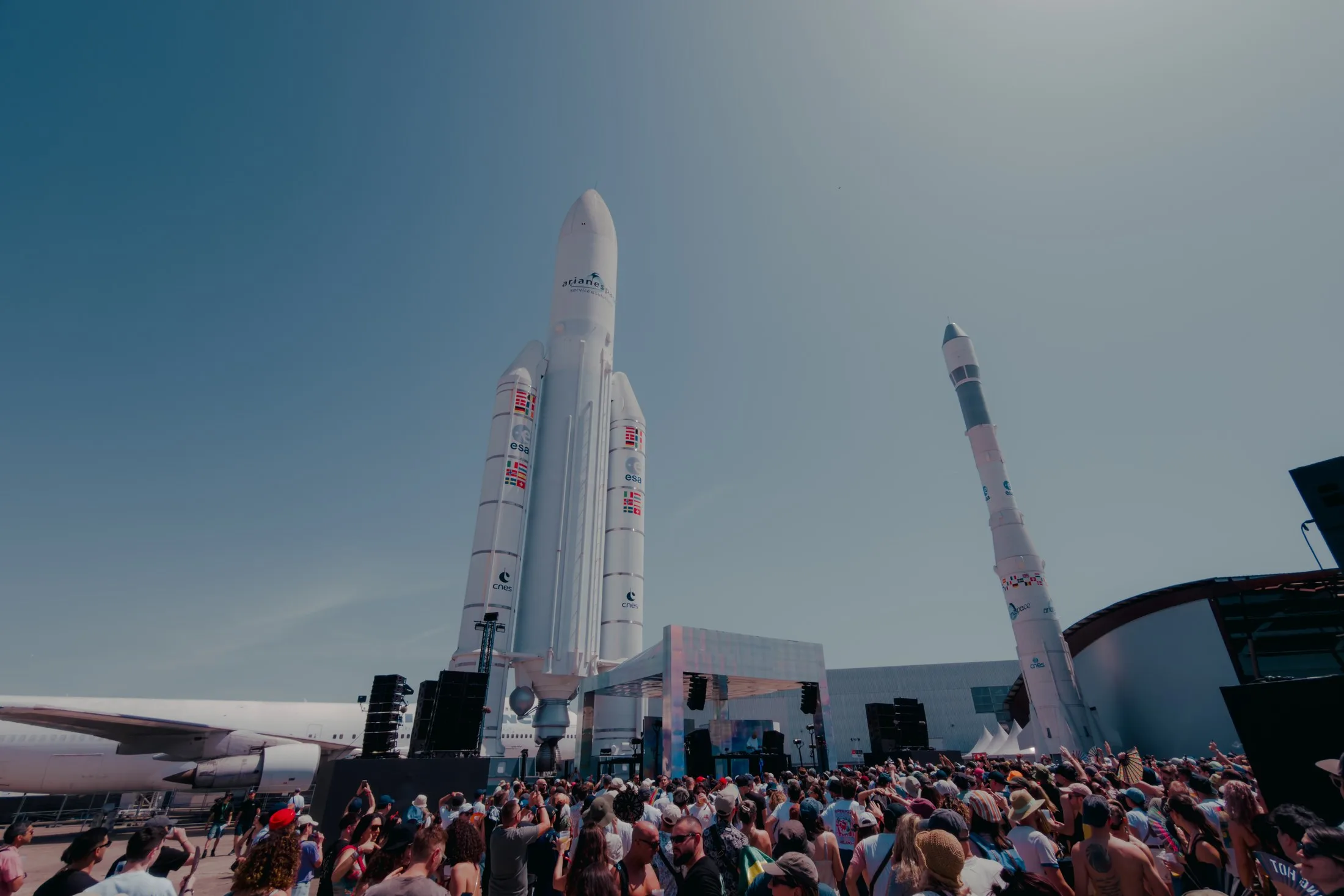 The crowd beneath the aircraft · Cercle Festival 2026, photographed by Ludovic Delot