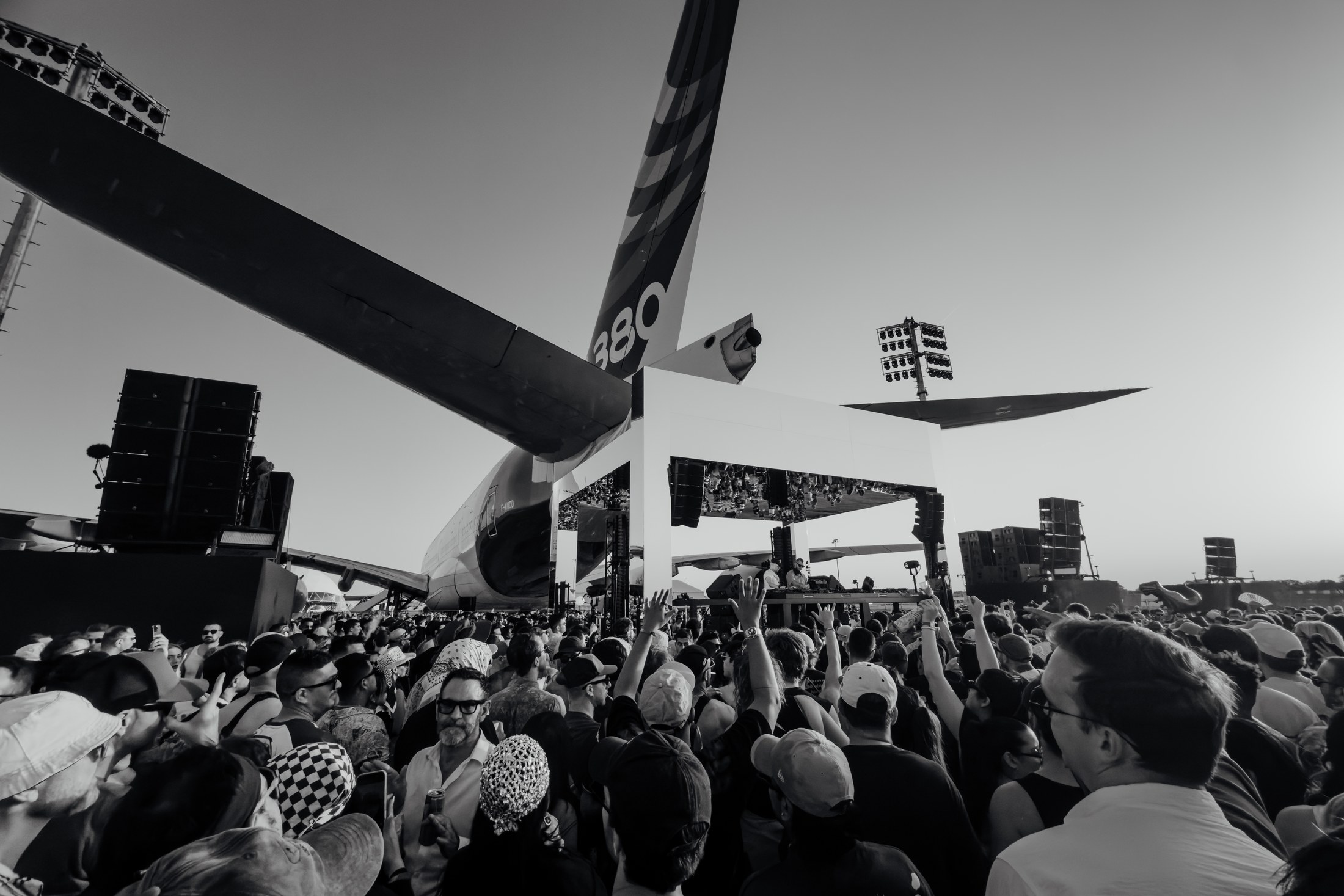 Audience and aircraft · monochrome study, photographed by Ludovic Delot