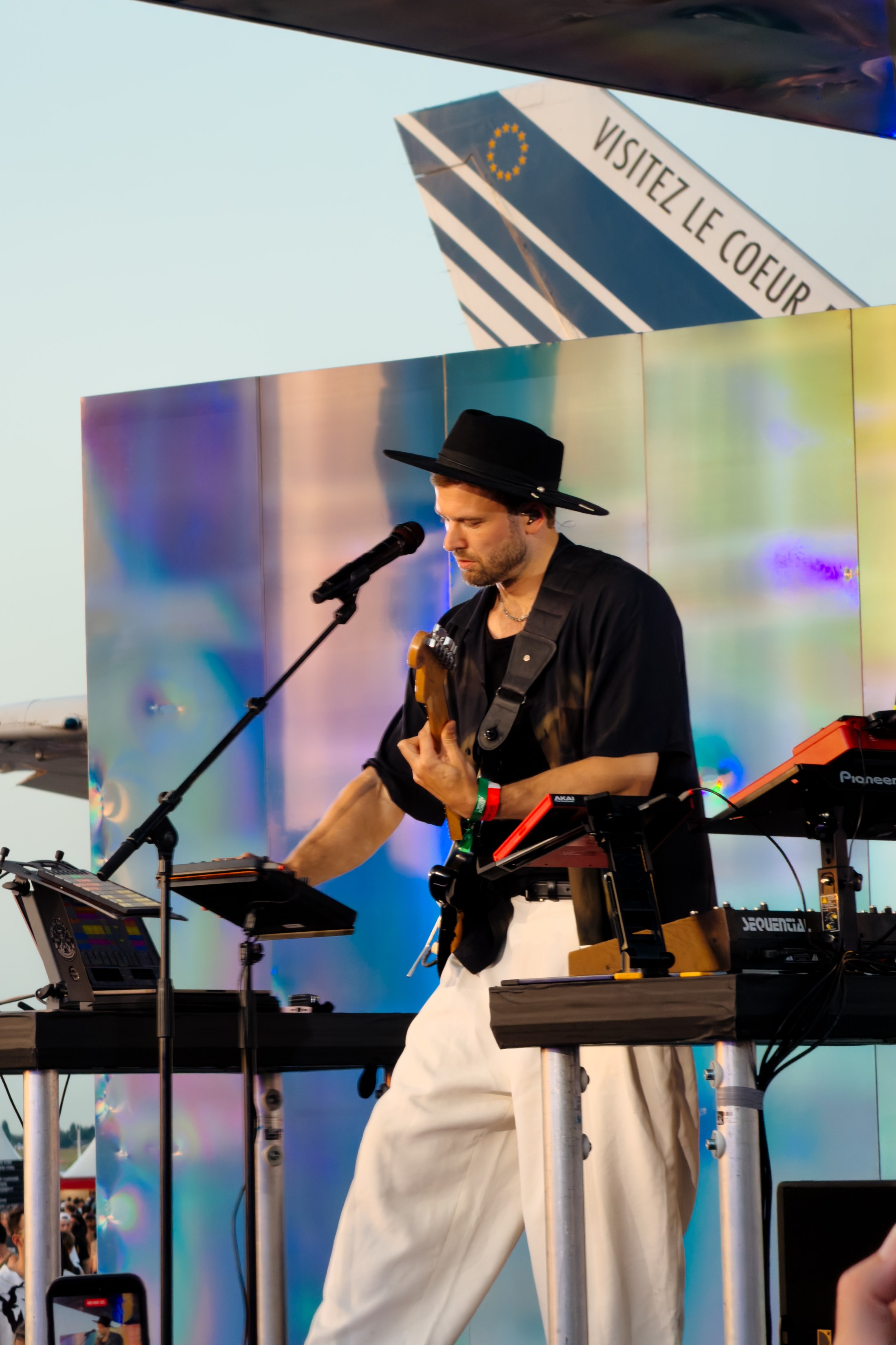 Live guitar at Cercle Festival, photographed by Ludovic Delot