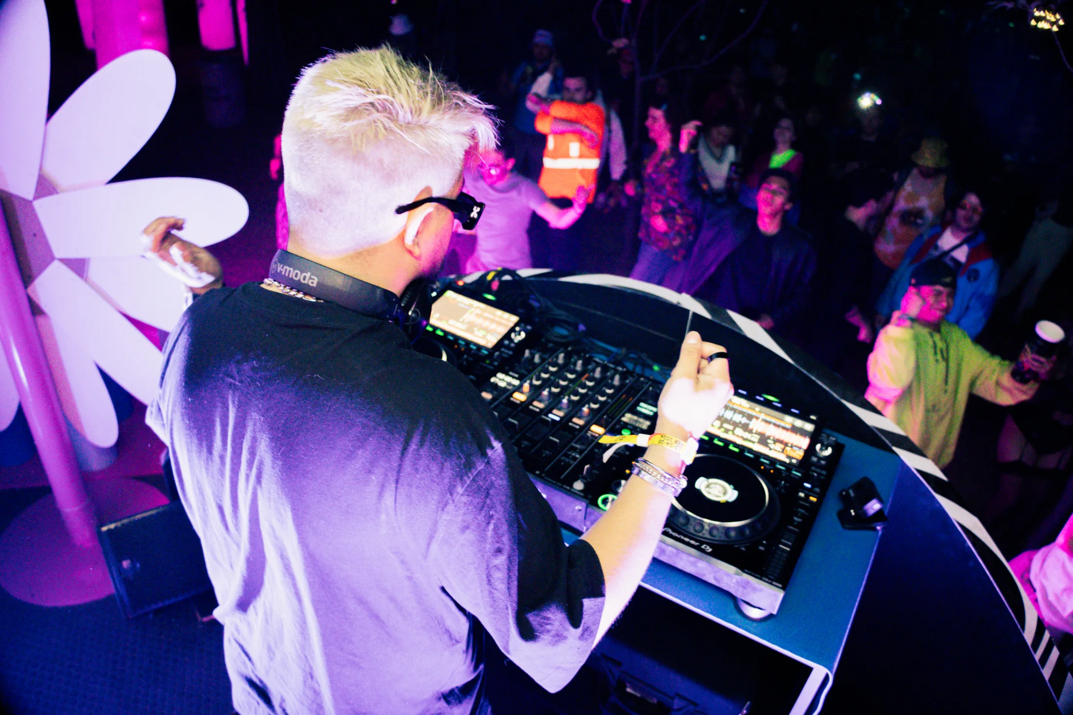 OLSE playing into the crowd from the side of the booth.