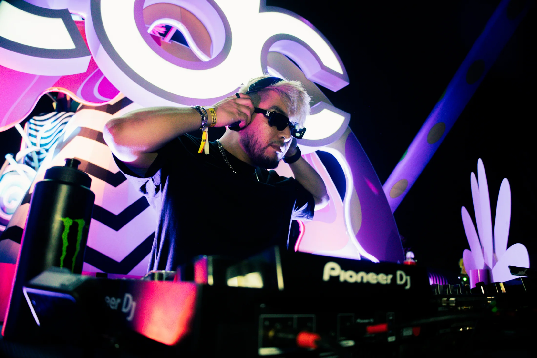 OLSE playing beneath the EDC Mexico installation.