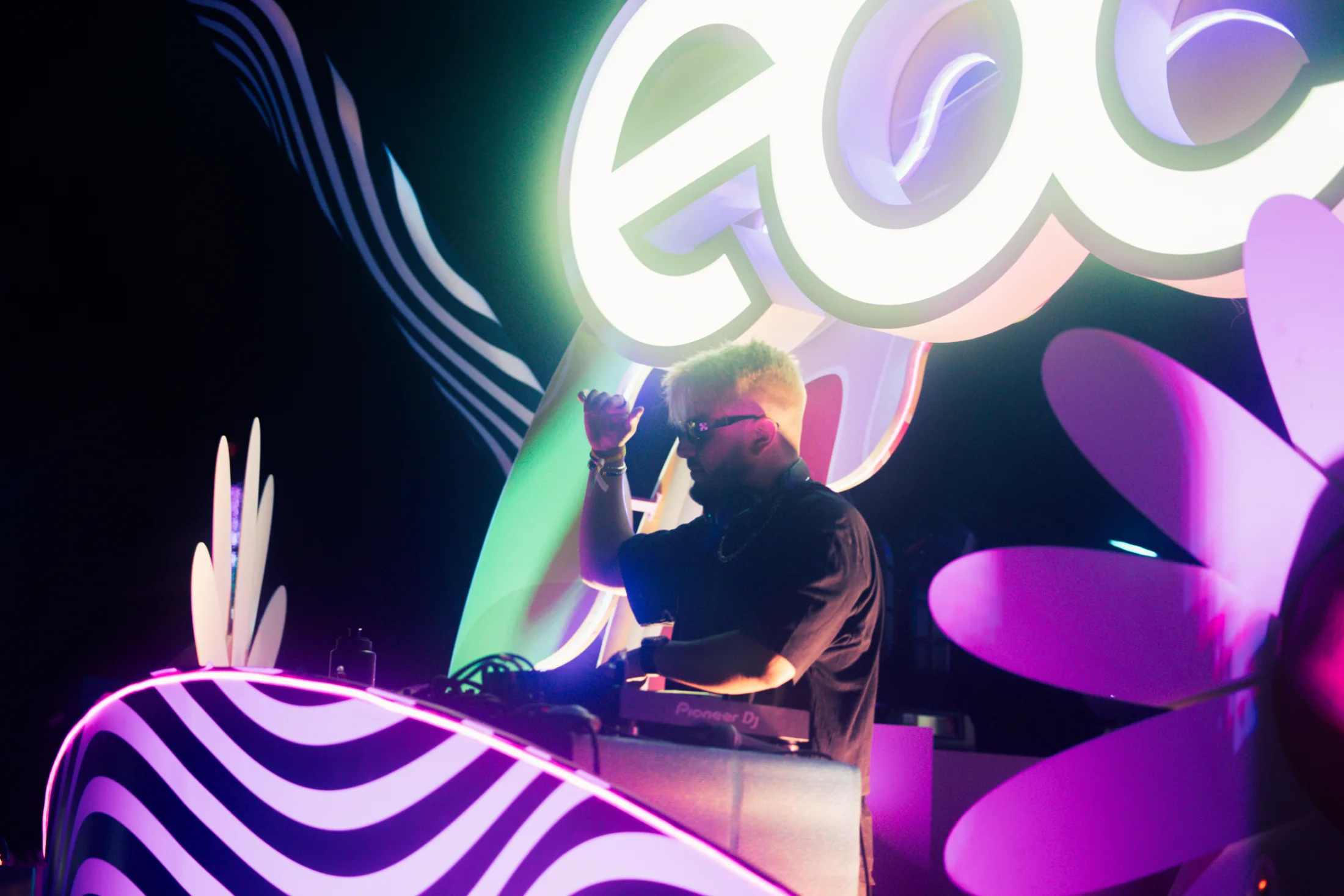 A wide look at the EDC Mexico stage and audience.