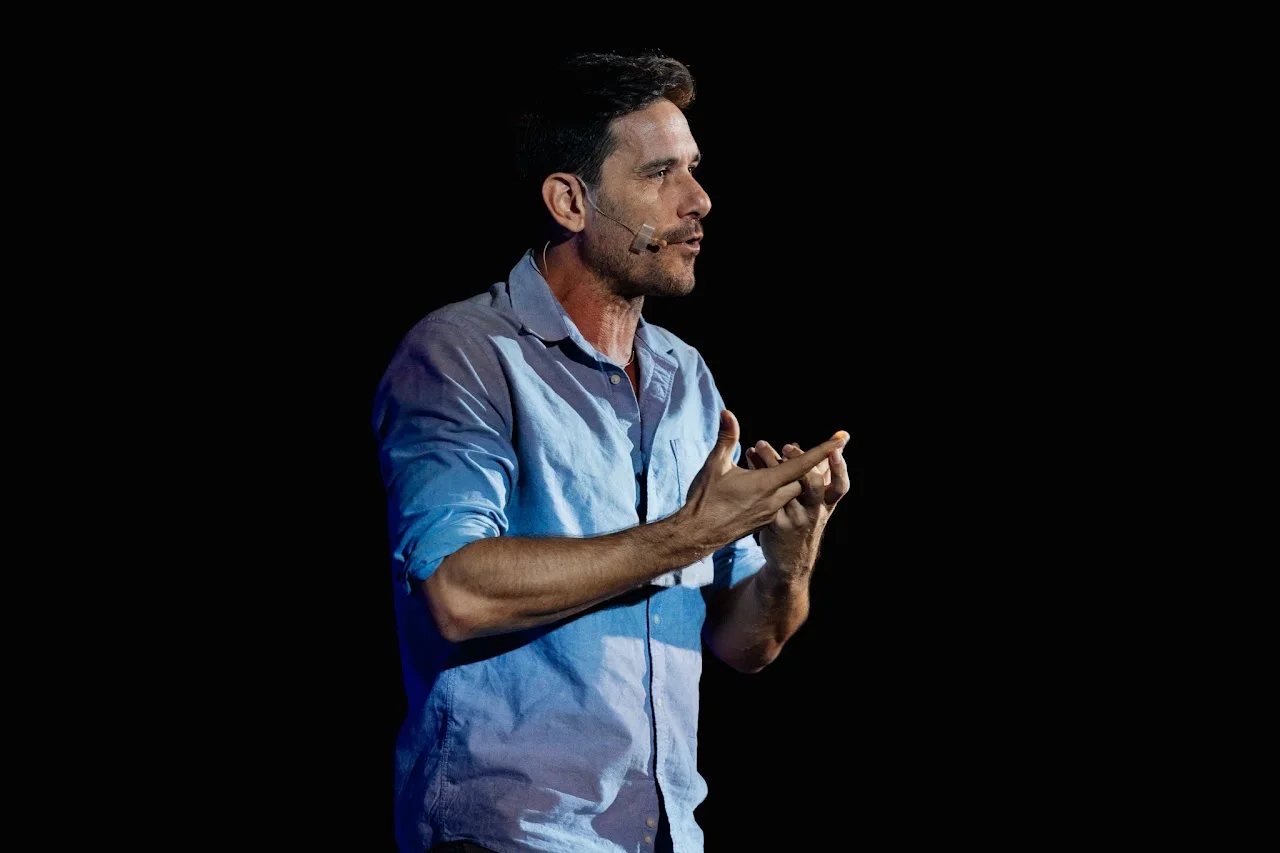 Javier Santaolalla durante su charla en Cosmos México en 2024, fotografiado por Ludovic Delot