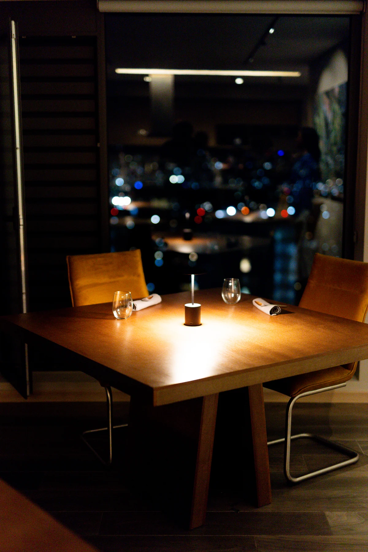 Una mesa para la noche / Piso 40 by Aaron Oldak