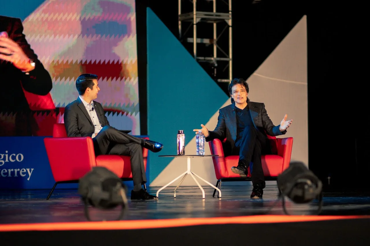 Rodrigo Herrera speaking at Tecnológico de Monterrey, photographed by Ludovic Delot